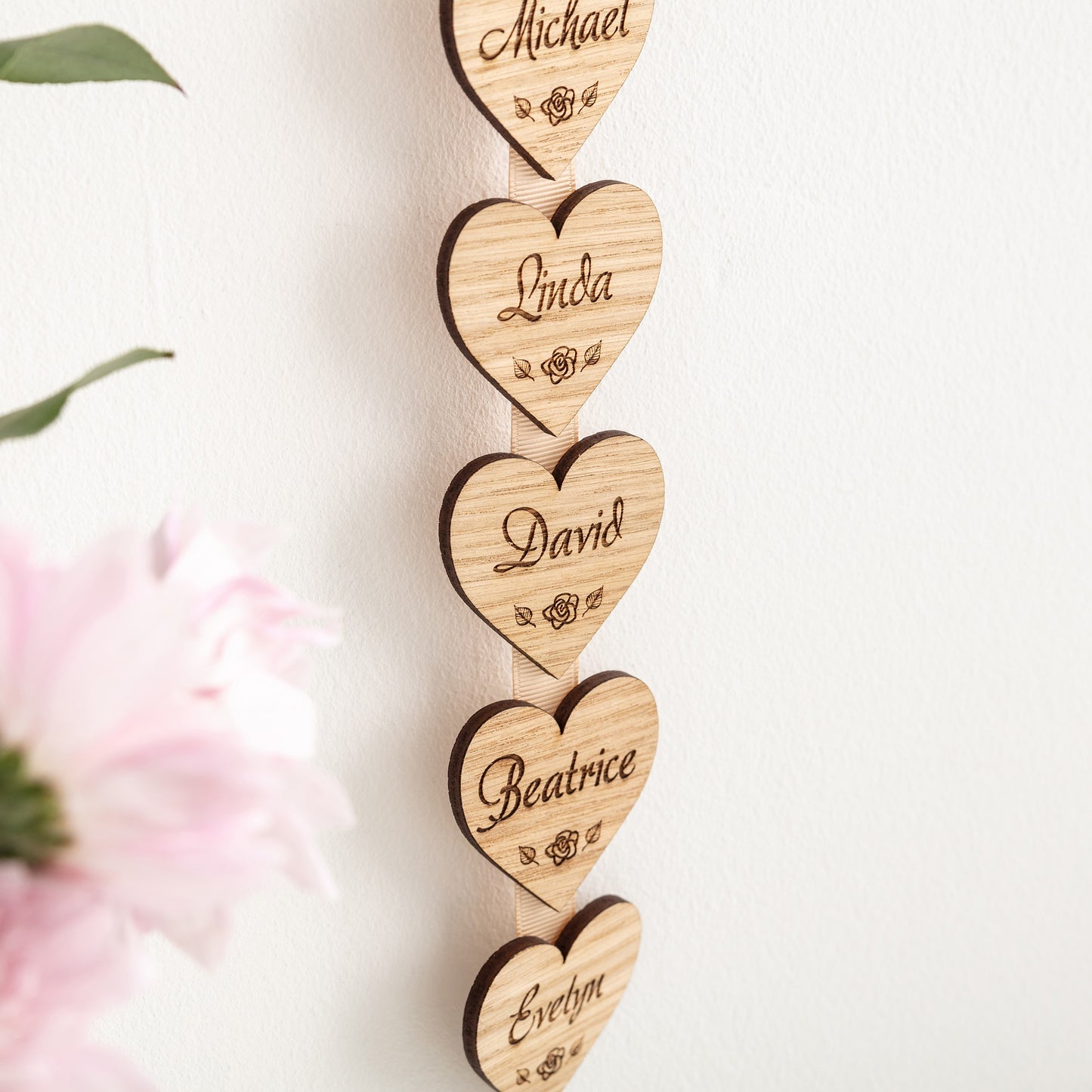 Hanging Wall Plaque 'Our family is made up of many hearts'