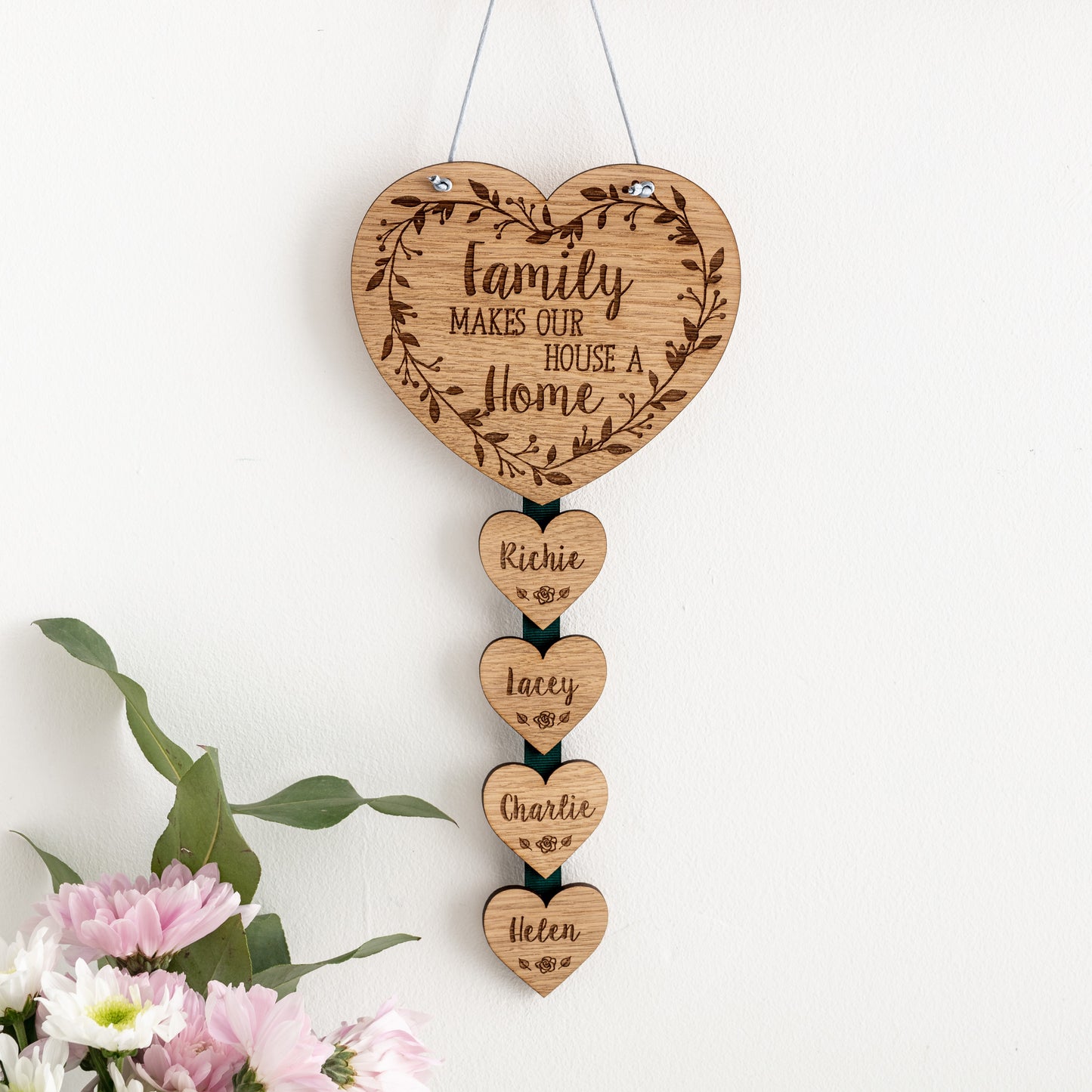 Hanging Wall Plaque 'Family makes our house a home'