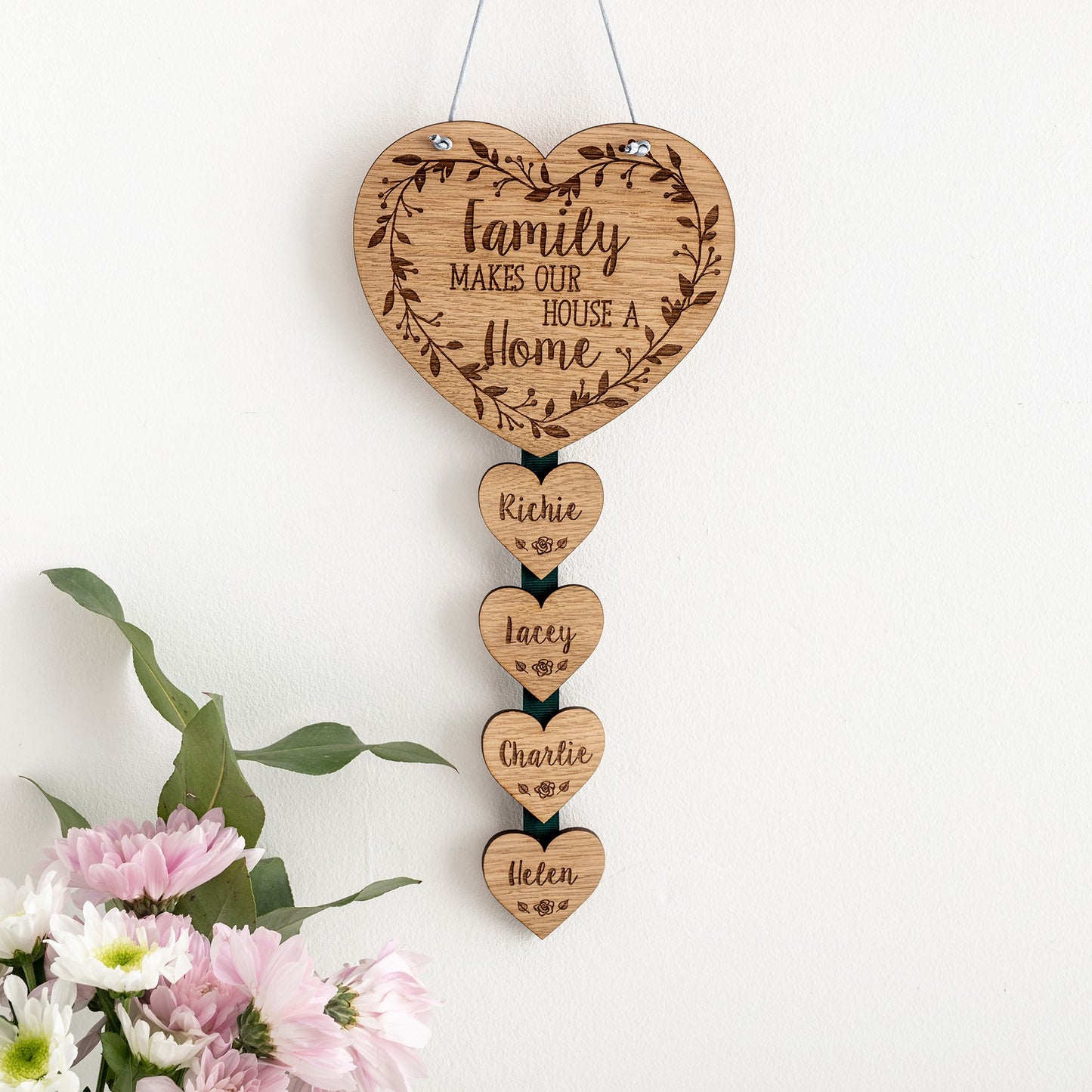 Hanging Wall Plaque 'Family makes our house a home'