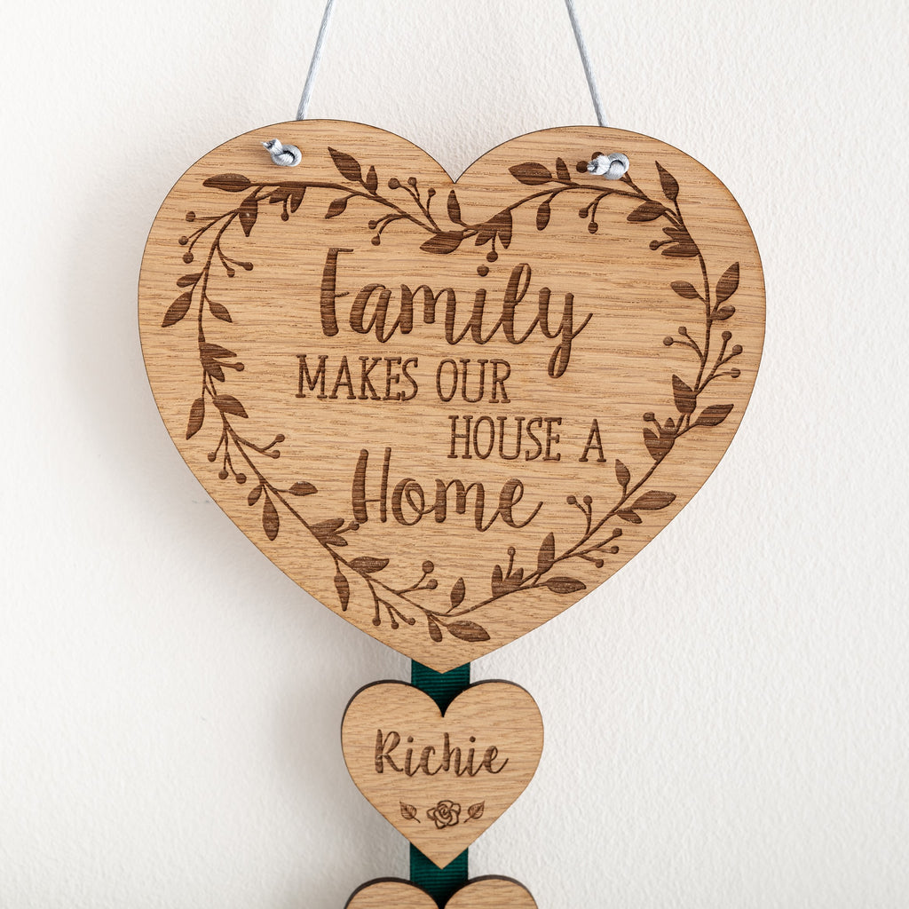 Hanging Wall Plaque 'Family makes our house a home'