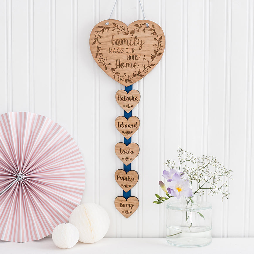 Hanging Wall Plaque 'Family makes our house a home'